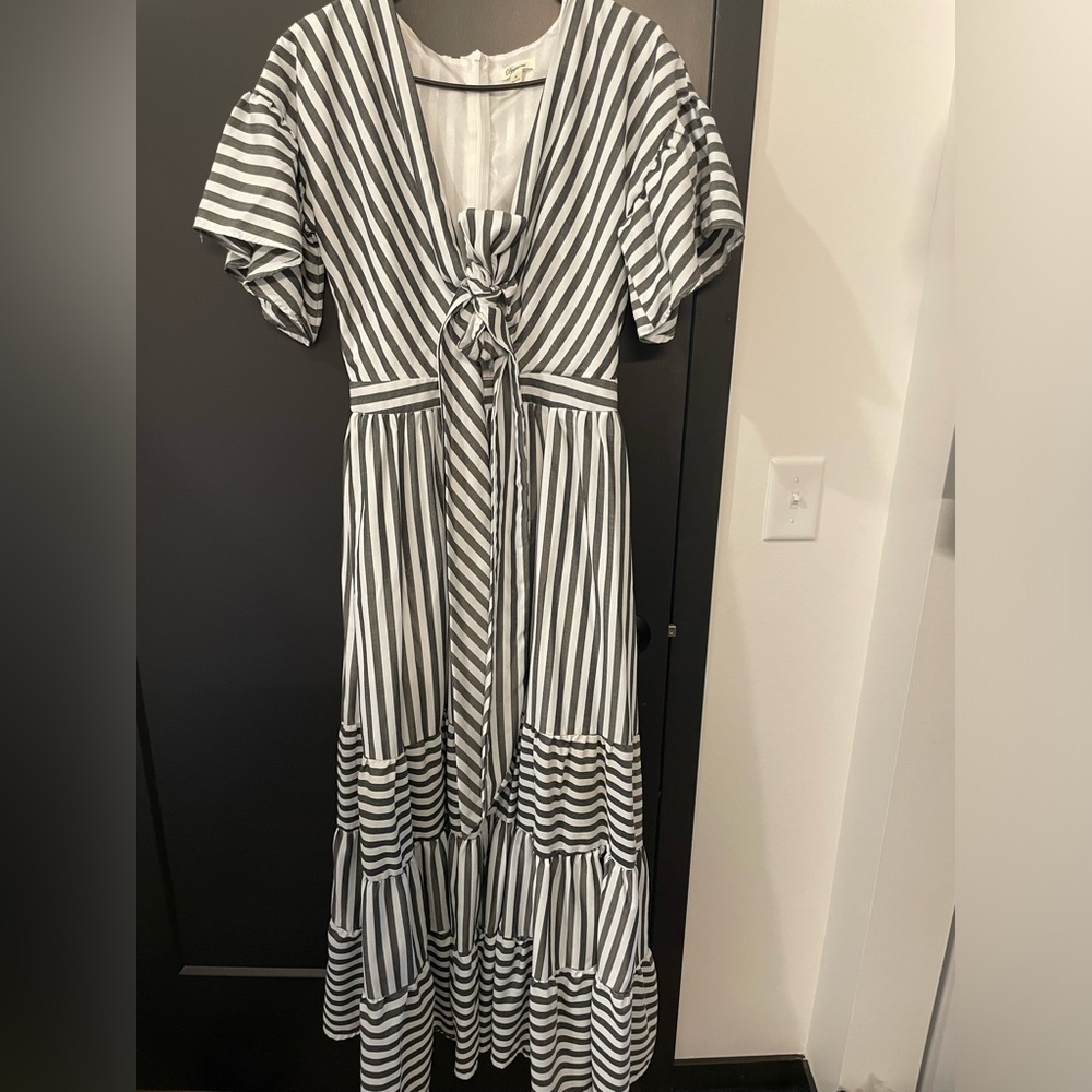 Maxi dress with a bow tie on the front. Size:M
